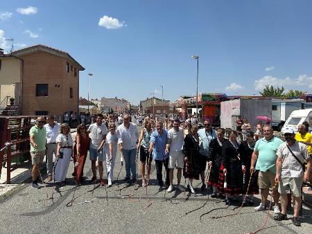 Imagen Cerca de un millar personas han batido el Récord Mundial de ‘Chiscar la Tralla’ en la tercera parada de la Caravana de Alimentos de Segovia en Cantalejo